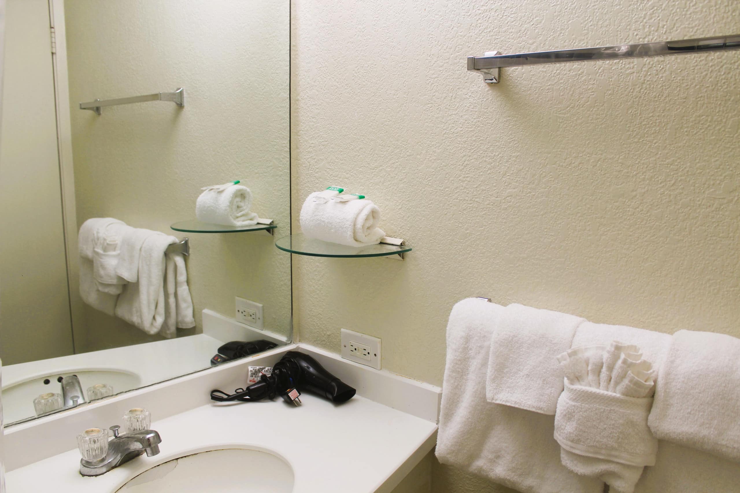 Condo in Honolulu · ★4.26 · Studio · 1 bed · 1 private bath - Image 8