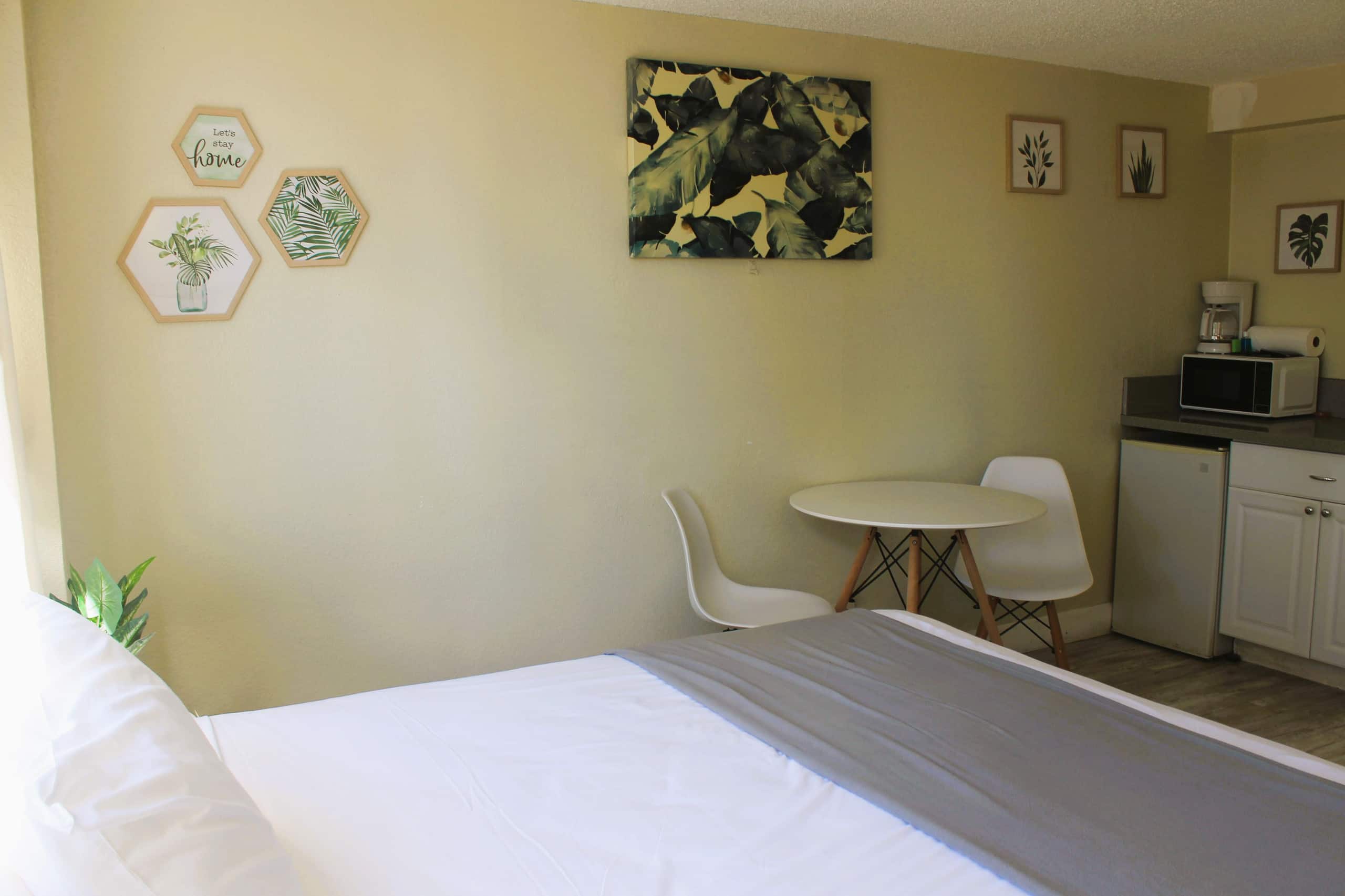 Condo in Honolulu · ★4.26 · Studio · 1 bed · 1 private bath - Image 2