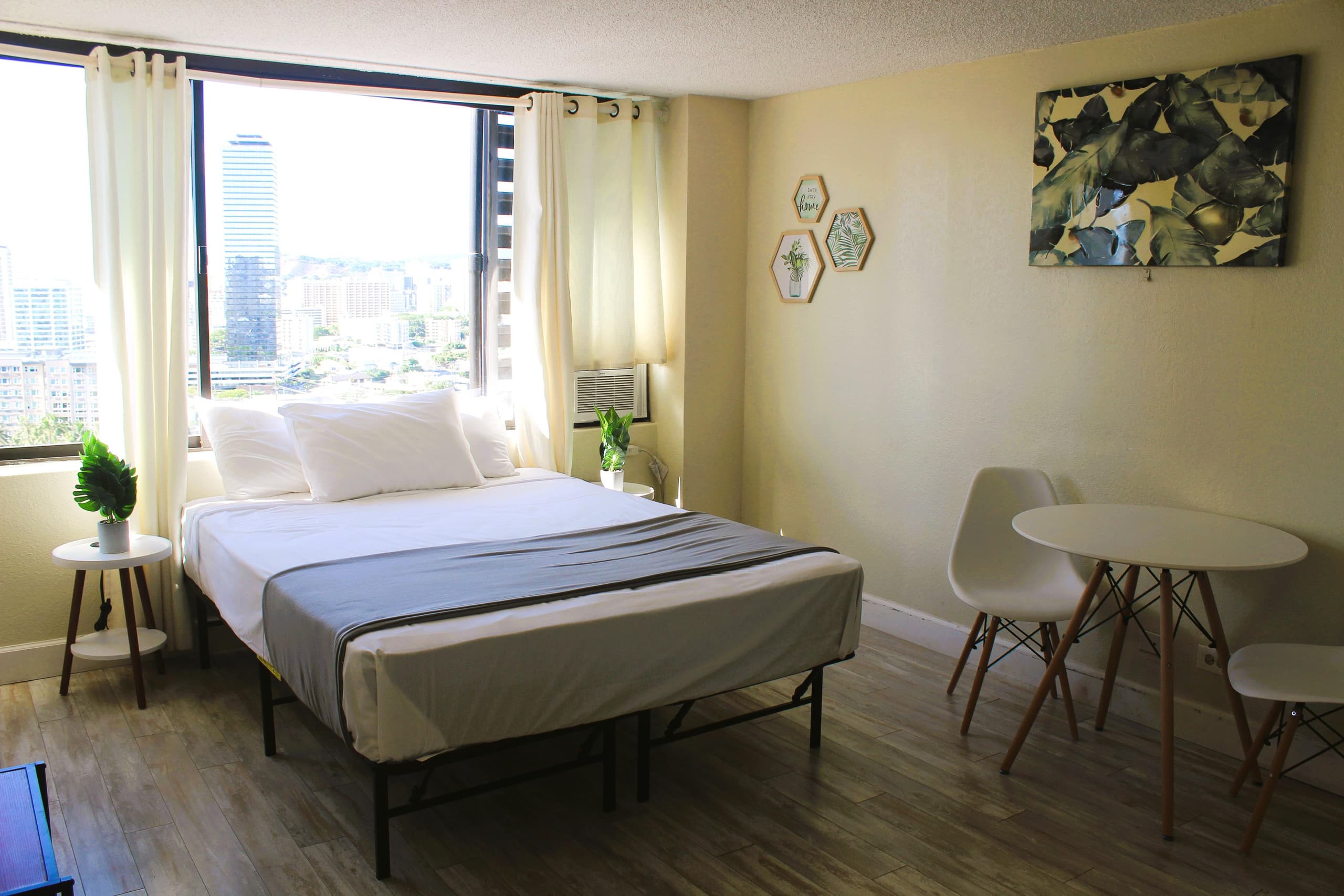 Condo in Honolulu · ★4.26 · Studio · 1 bed · 1 private bath - Image 3