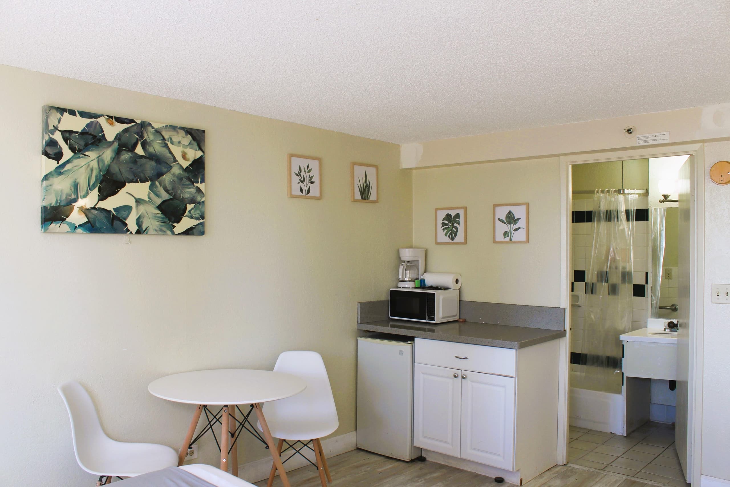 Condo in Honolulu · ★4.26 · Studio · 1 bed · 1 private bath - Image 4