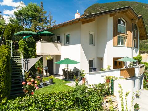 Apartment with terrace, Ski bus in front of door