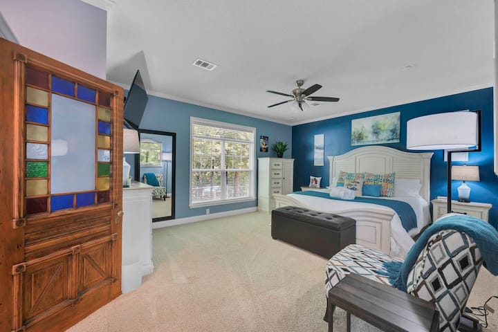 Siéntete como en casa con un montón de almacenamiento limpio para guardar todas tus pertenencias.