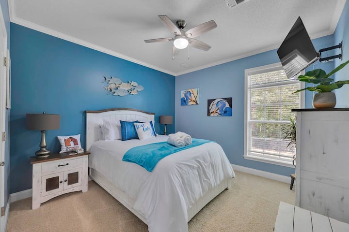 Segundo dormitorio tranquilo con una tranquila cama tamaño queen y TV Roku.