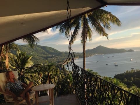 Five bedroom, three bath, private pool, free taxi