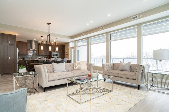 Luxury-3 BDRM w/ Fireplace+2 Heated Parking Spots gallery image 3