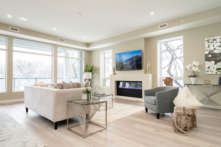 Luxury-3 BDRM w/ Fireplace+2 Heated Parking Spots gallery image 2