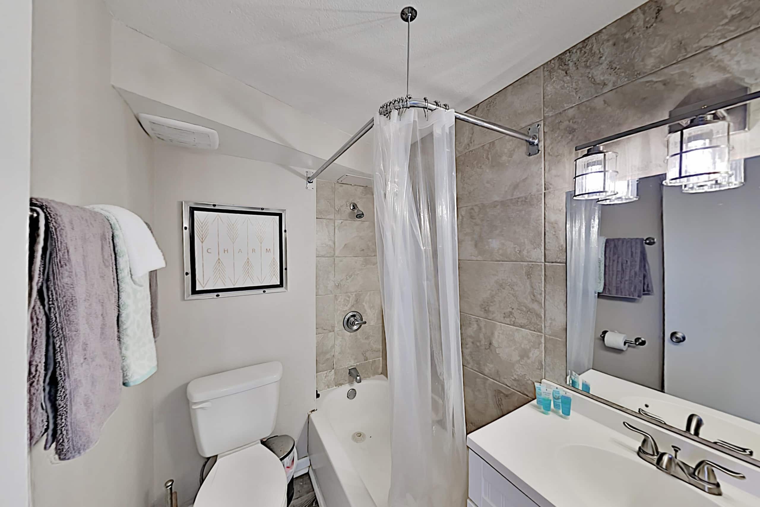 Condo in Honolulu · ★4.44 · Studio · 1 bed · 1 private bath - Image 7