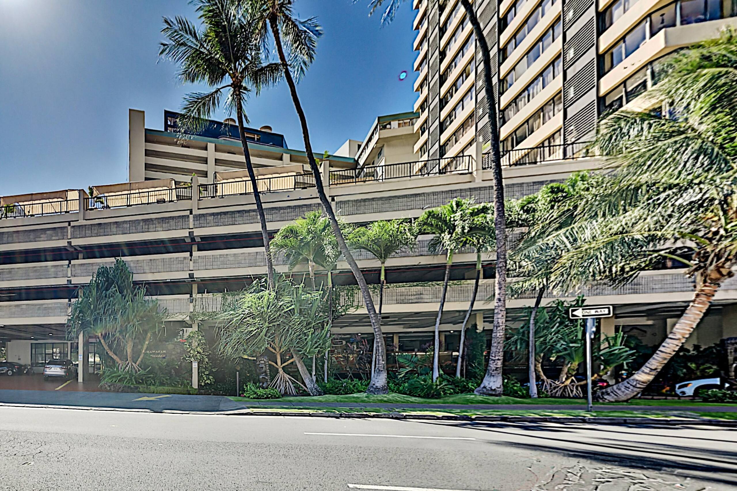 Condo in Honolulu · ★4.44 · Studio · 1 bed · 1 private bath - Image 14