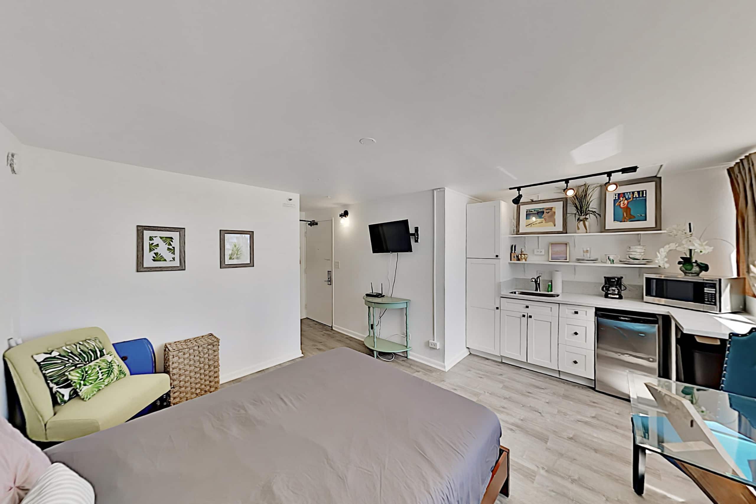 Condo in Honolulu · ★4.44 · Studio · 1 bed · 1 private bath - Image 3