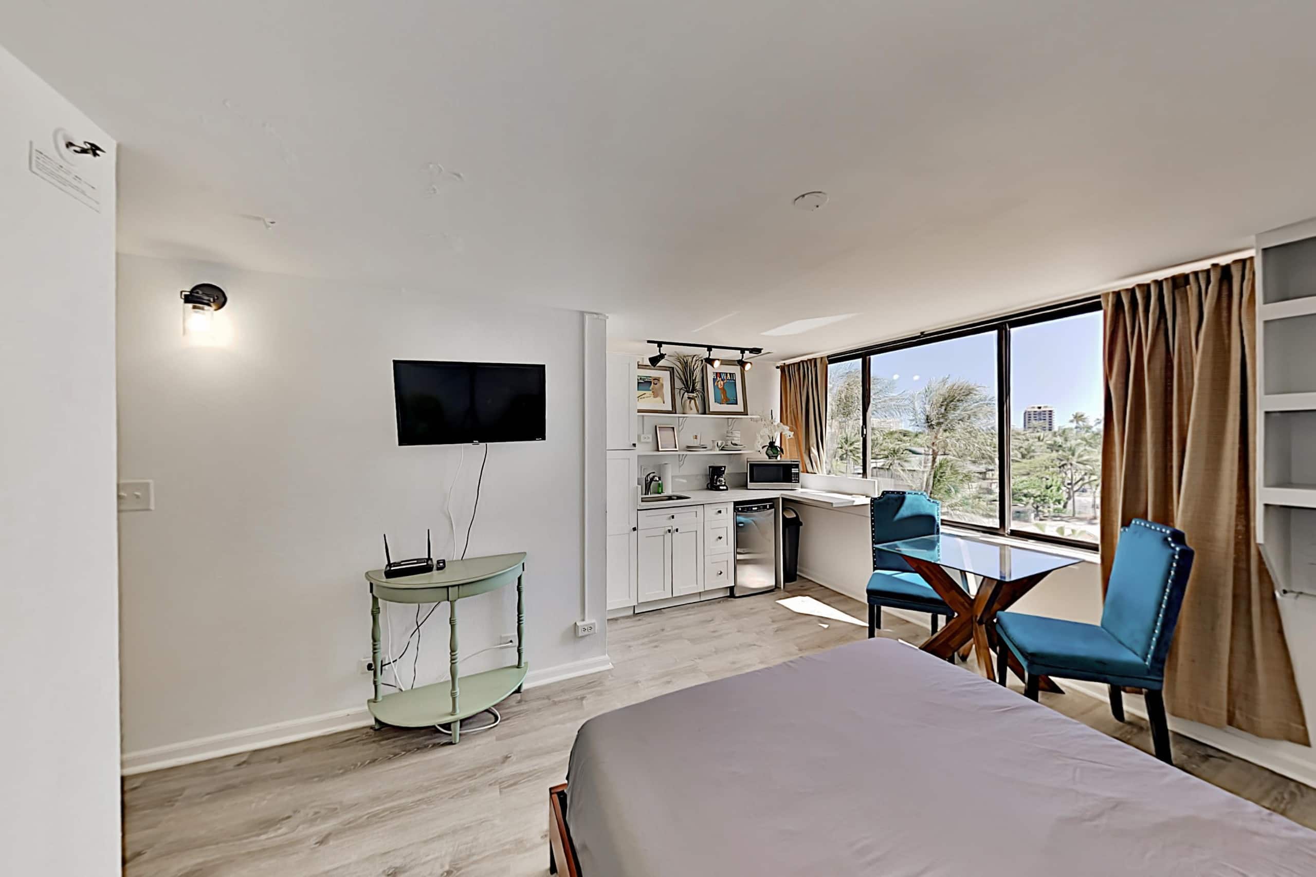 Condo in Honolulu · ★4.44 · Studio · 1 bed · 1 private bath - Image 6