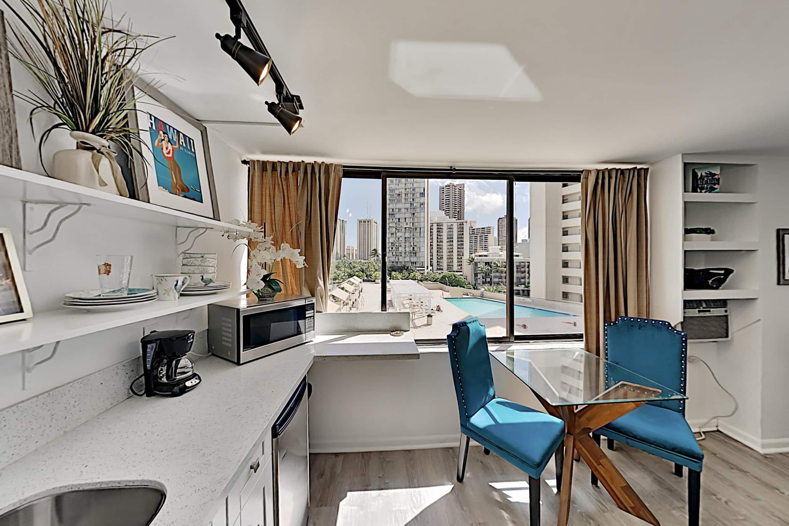Condo in Honolulu · ★4.44 · Studio · 1 bed · 1 private bath - Image 5
