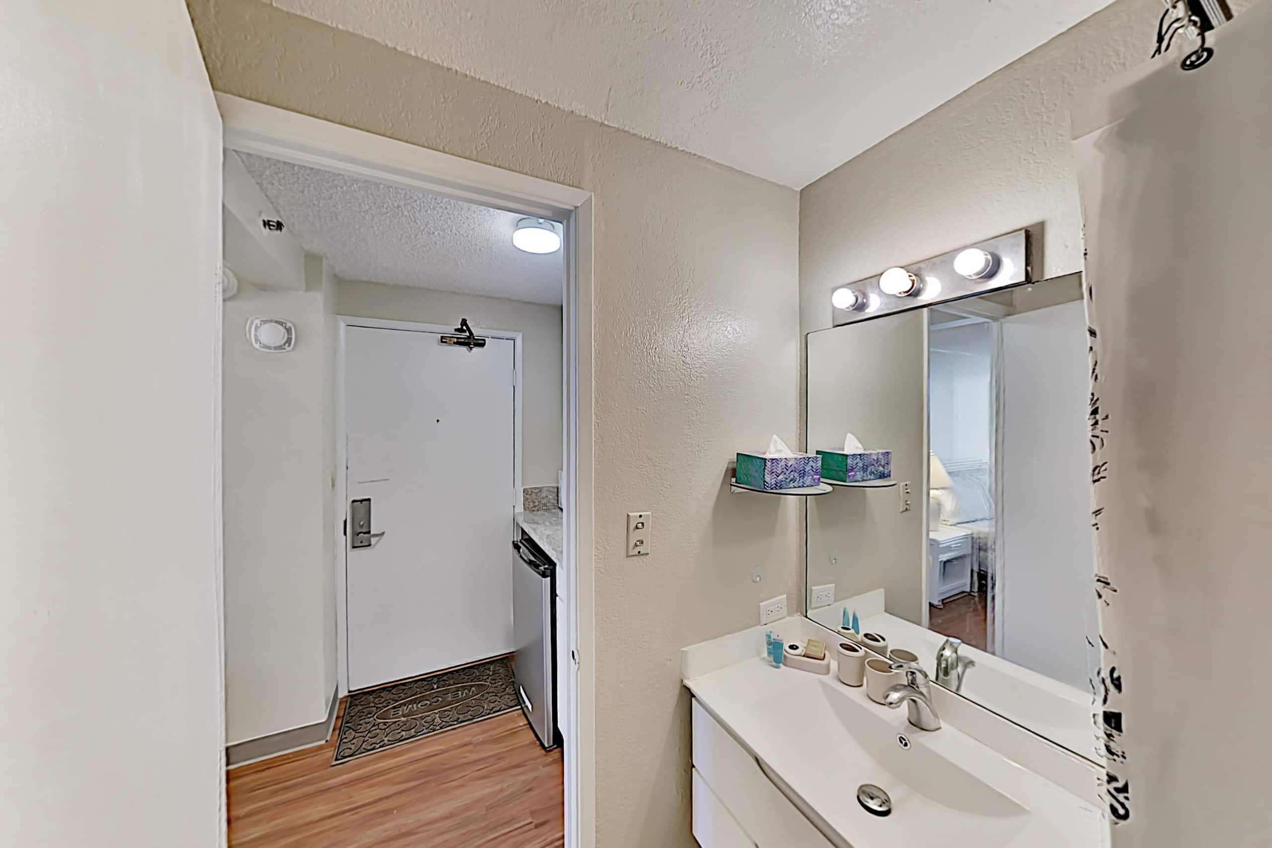 Condo in Honolulu · ★4.47 · Studio · 1 bed · 1 private bath - Image 7