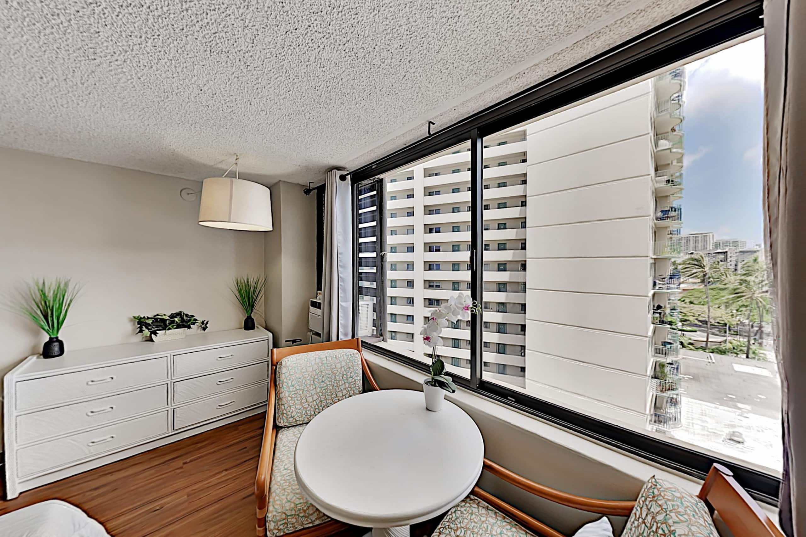 Condo in Honolulu · ★4.47 · Studio · 1 bed · 1 private bath - Image 6