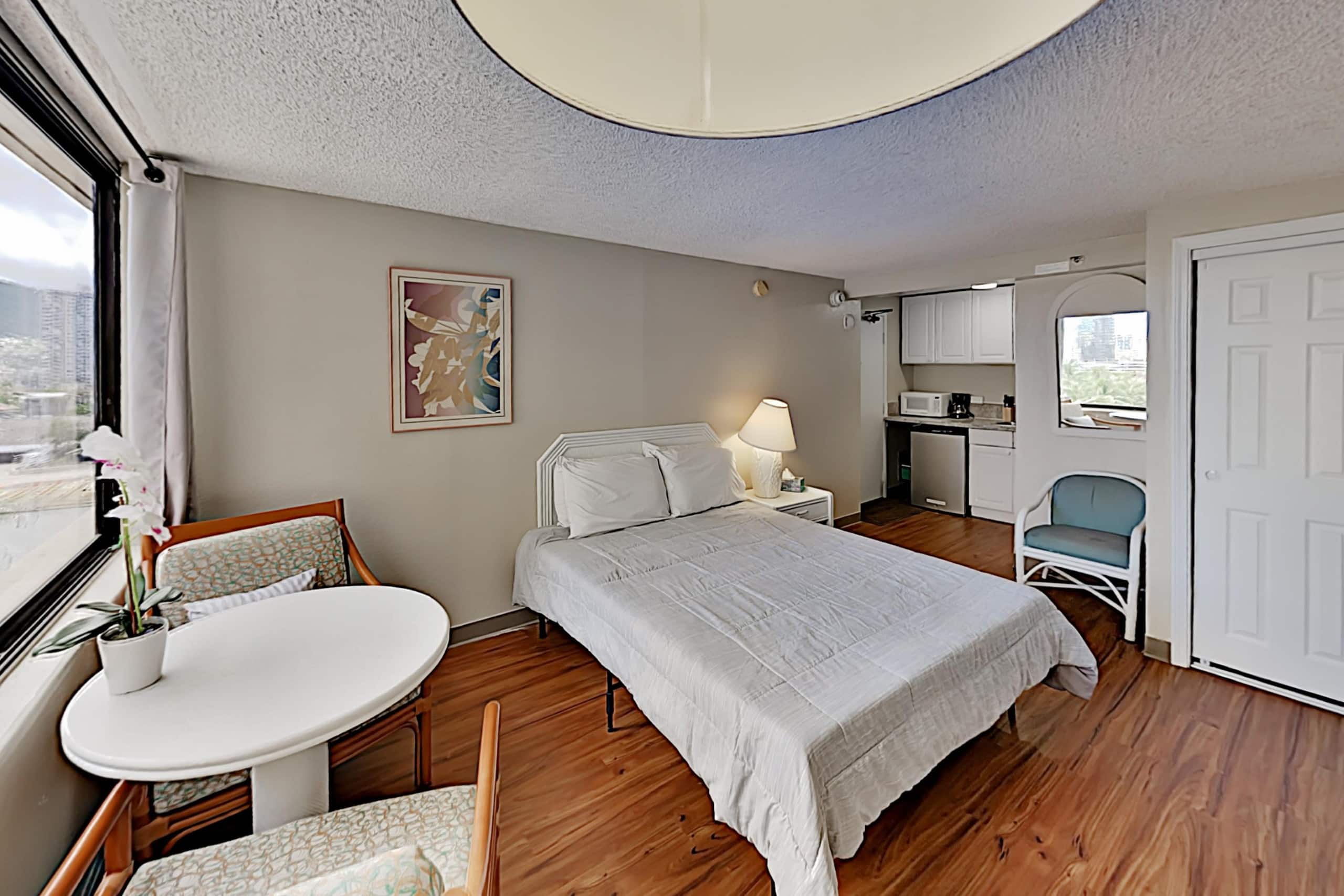 Condo in Honolulu · ★4.47 · Studio · 1 bed · 1 private bath - Image 1