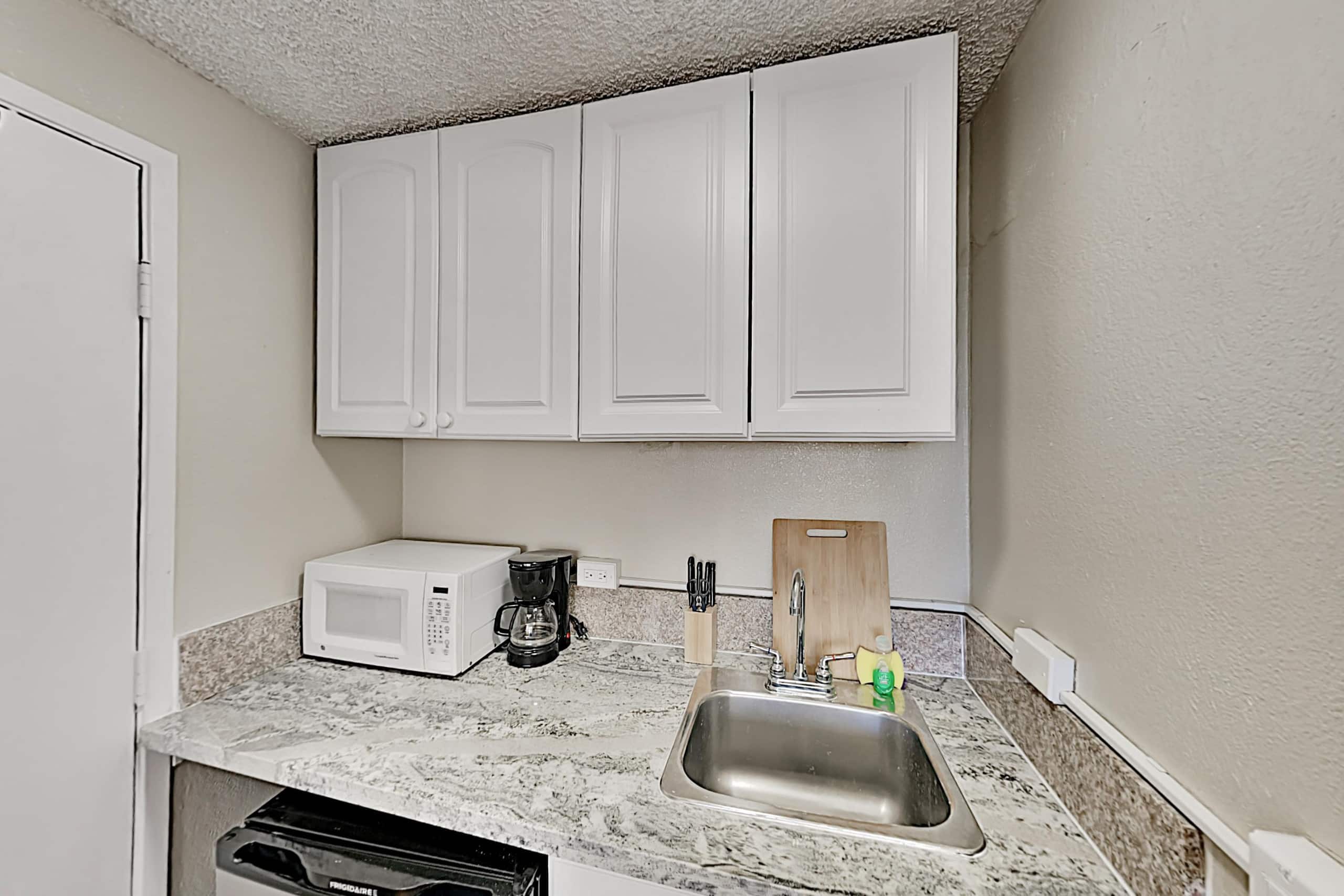 Condo in Honolulu · ★4.47 · Studio · 1 bed · 1 private bath - Image 5