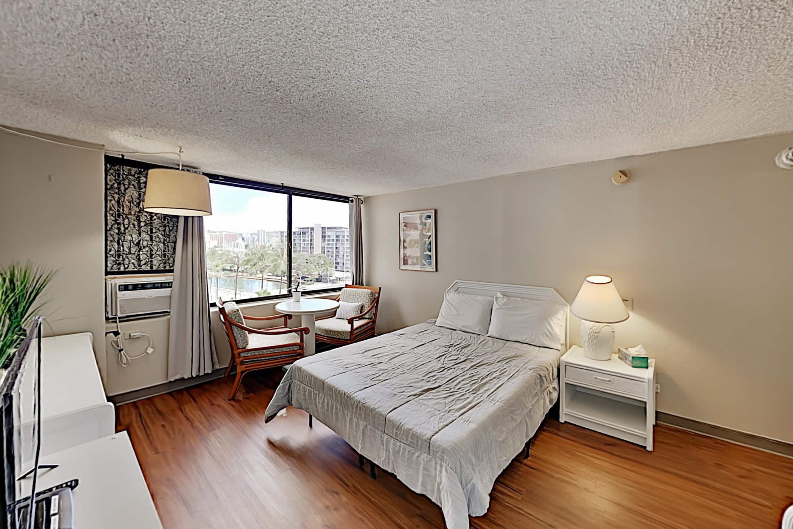 Condo in Honolulu · ★4.47 · Studio · 1 bed · 1 private bath - Image 3