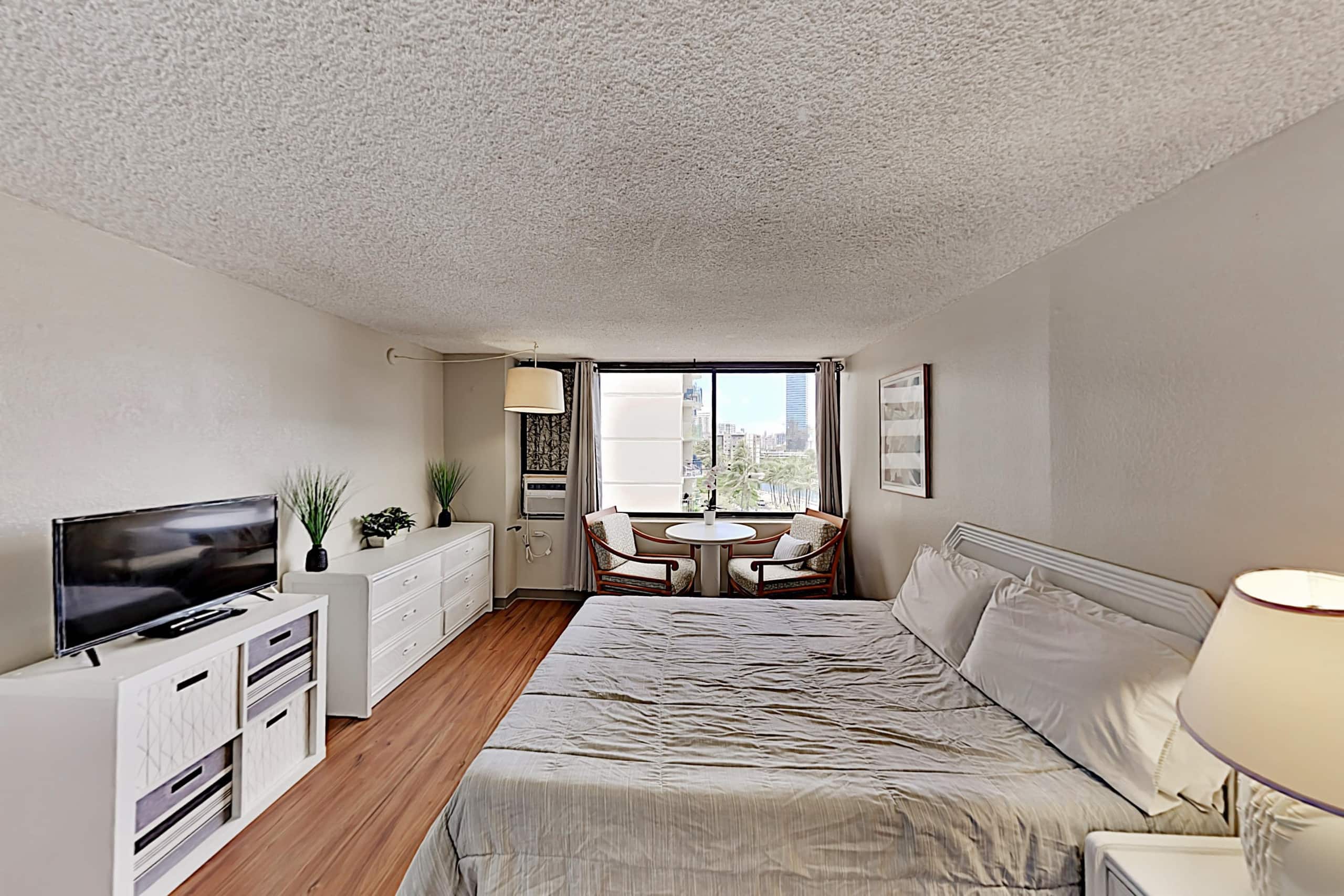 Condo in Honolulu · ★4.47 · Studio · 1 bed · 1 private bath - Image 4