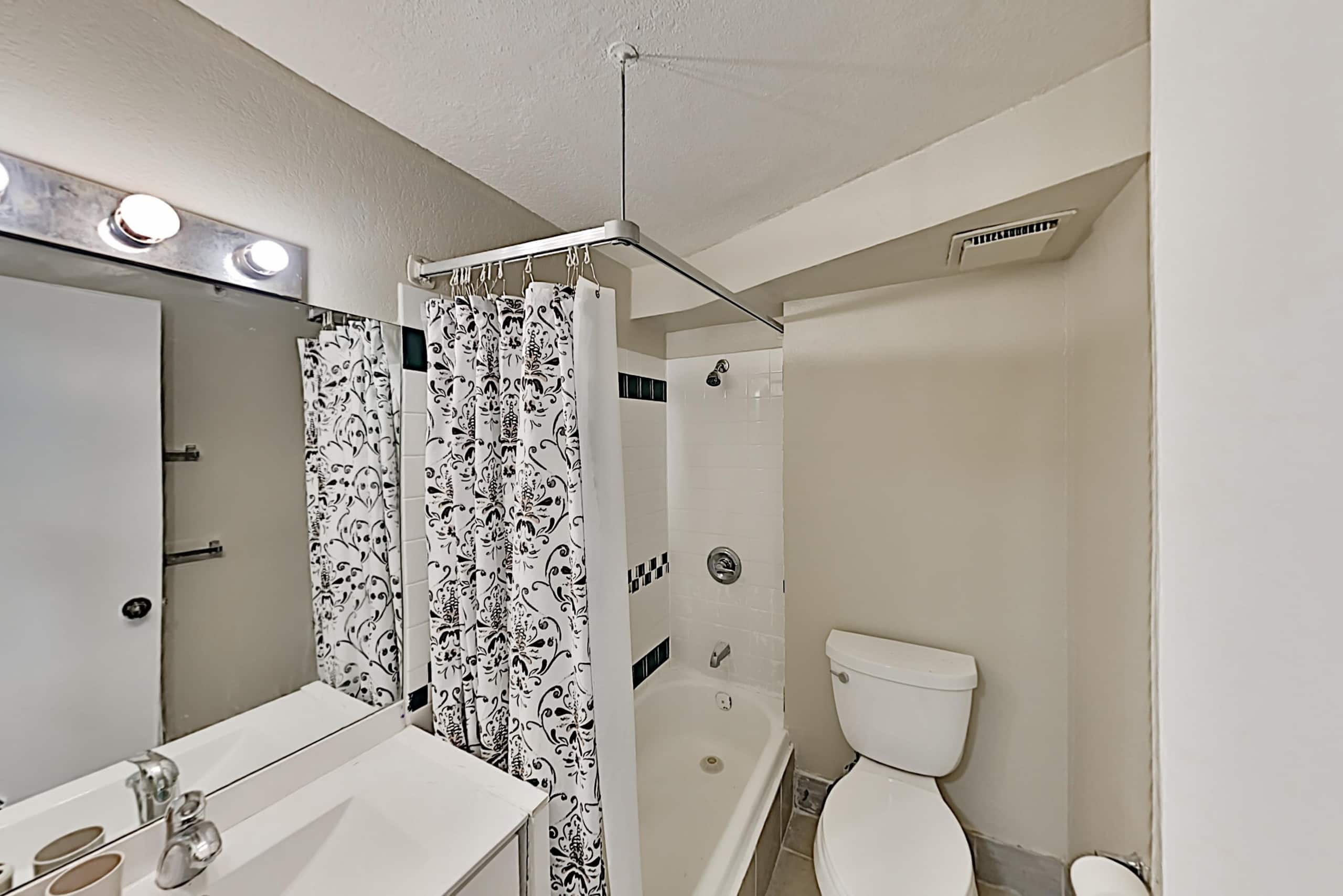 Condo in Honolulu · ★4.47 · Studio · 1 bed · 1 private bath - Image 8