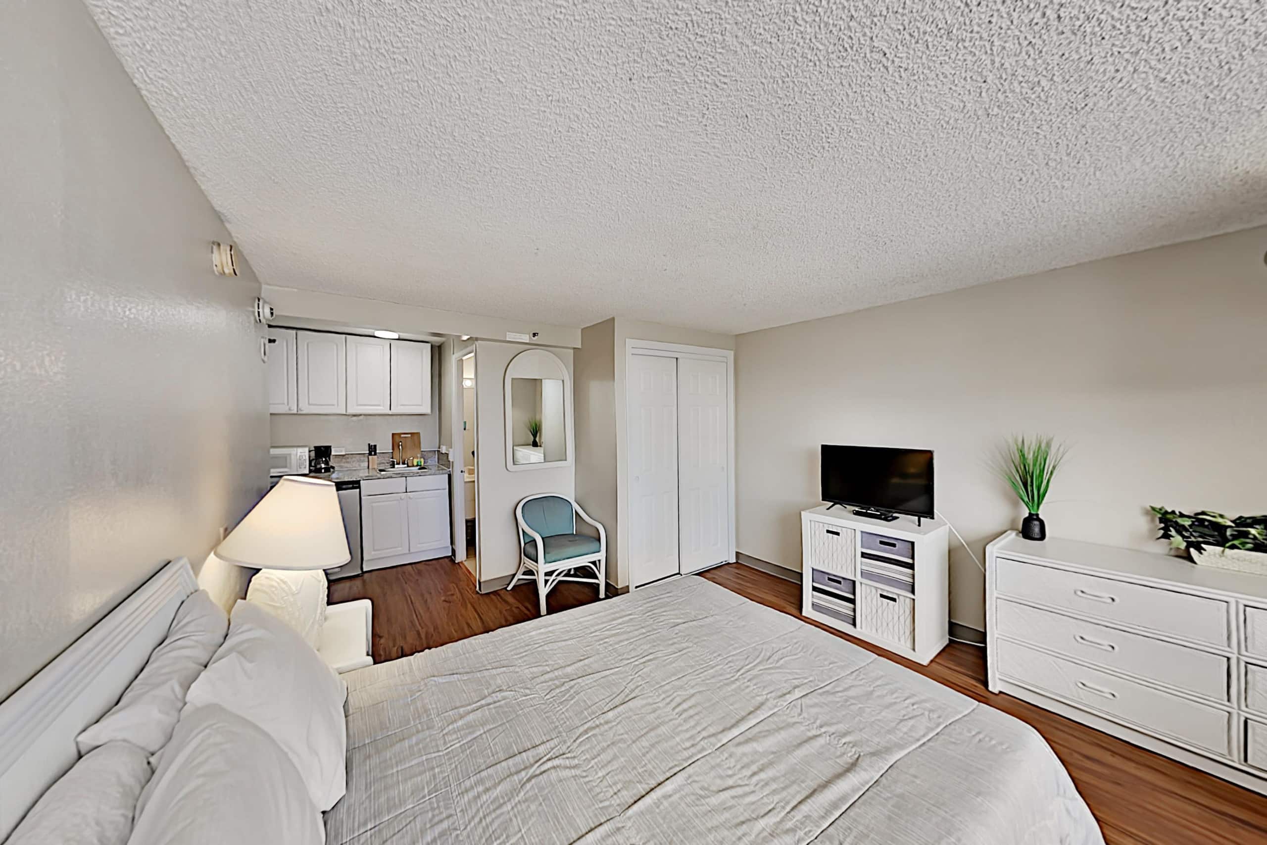 Condo in Honolulu · ★4.47 · Studio · 1 bed · 1 private bath - Image 2