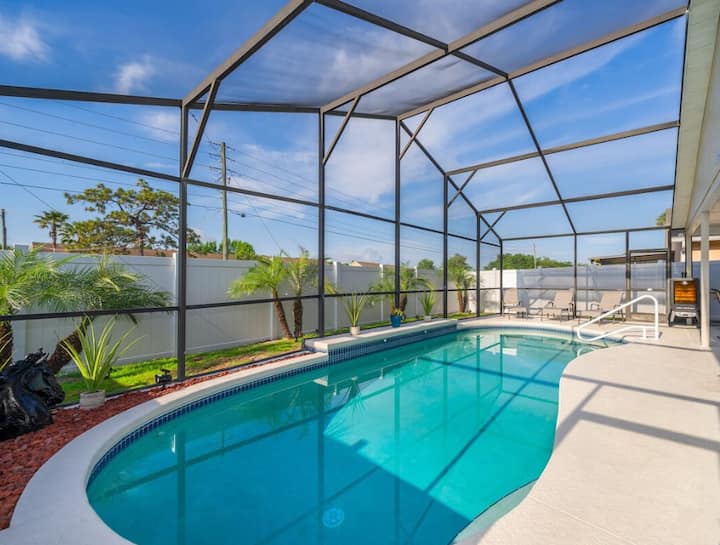Private Paradise! Stunning South-facing Pool Home - Kissimmee, FL