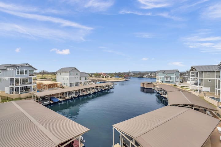 Harbor House Lakefront Luxury w Boat Slip, Pool