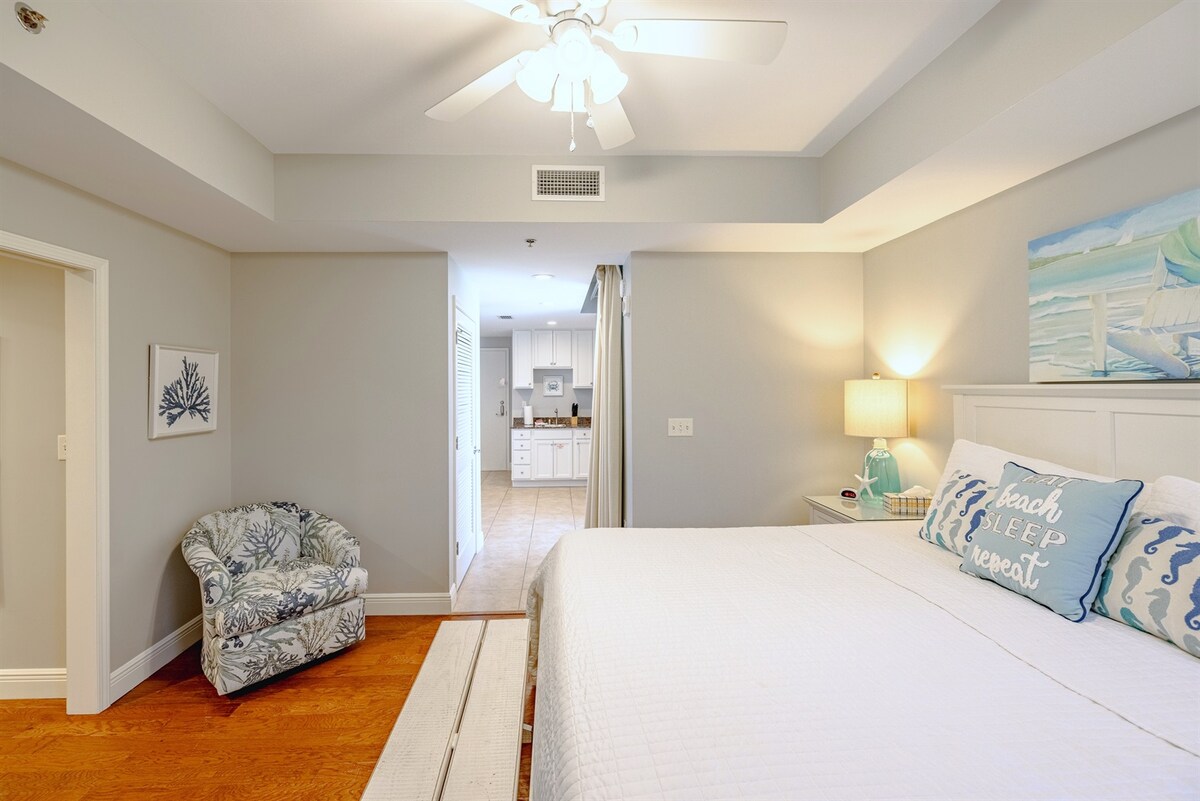 Მეორე მთავარი საძინებელი ცალკე შესასვლელით, ფლიგელით, მინი-სამზარეულოთი და ოკეანის ხედით აივნით საკმარისი სივრცეა ყველასთვის.