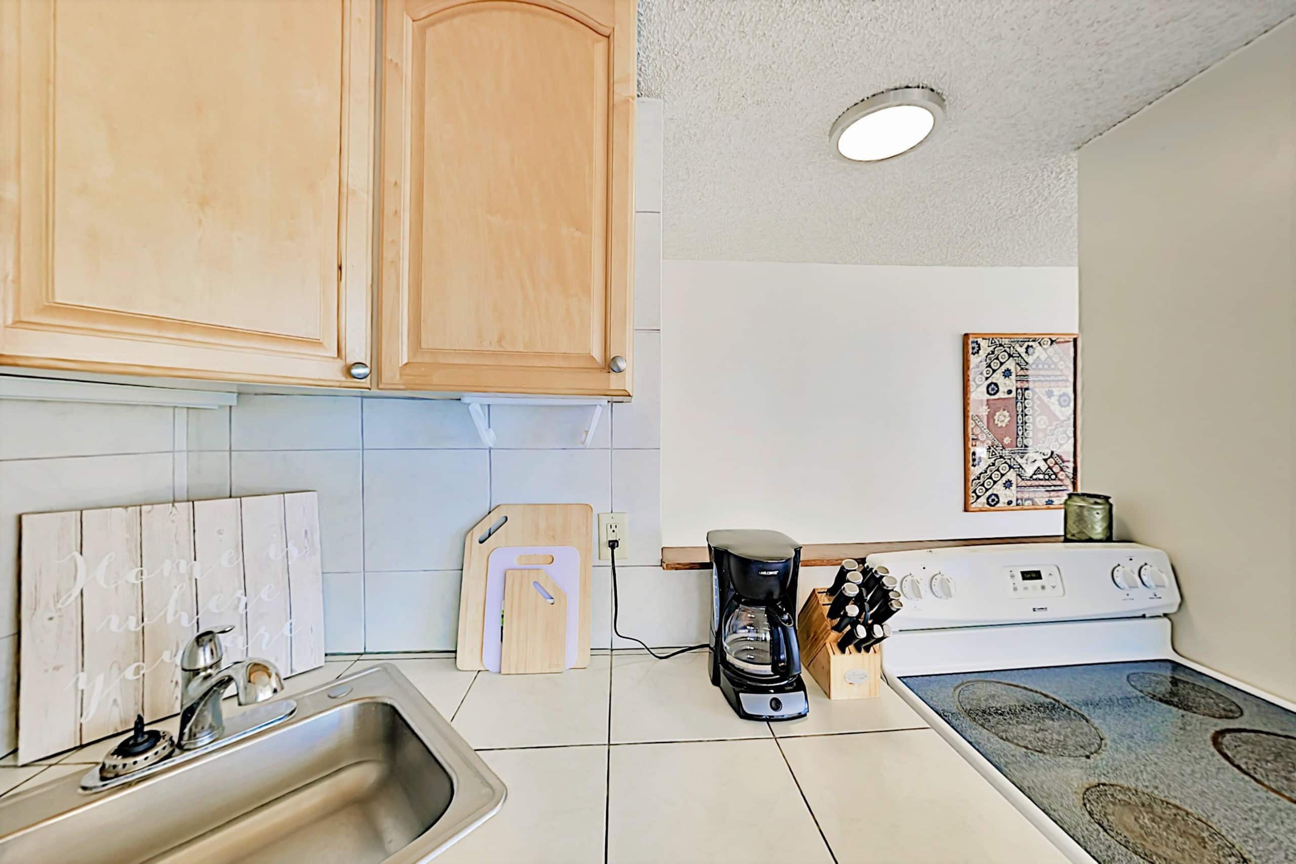 Condo in Honolulu · ★4.39 · 1 bedroom · 2 beds · 1 private bath - Image 8