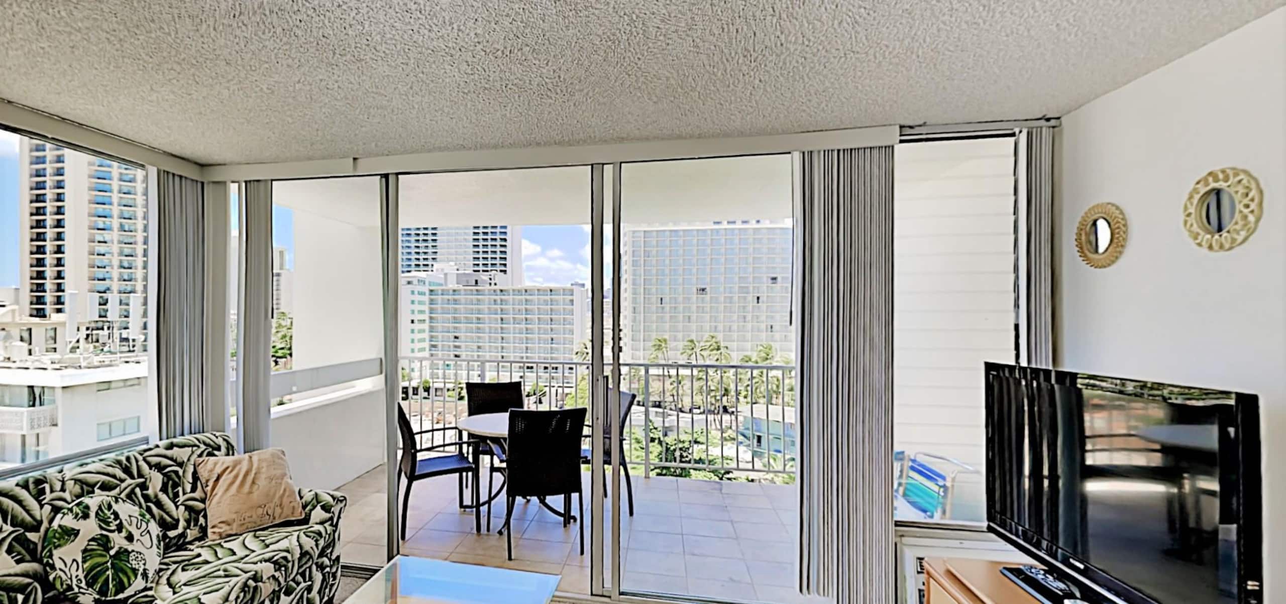 Condo in Honolulu · ★4.39 · 1 bedroom · 2 beds · 1 private bath - Image 6