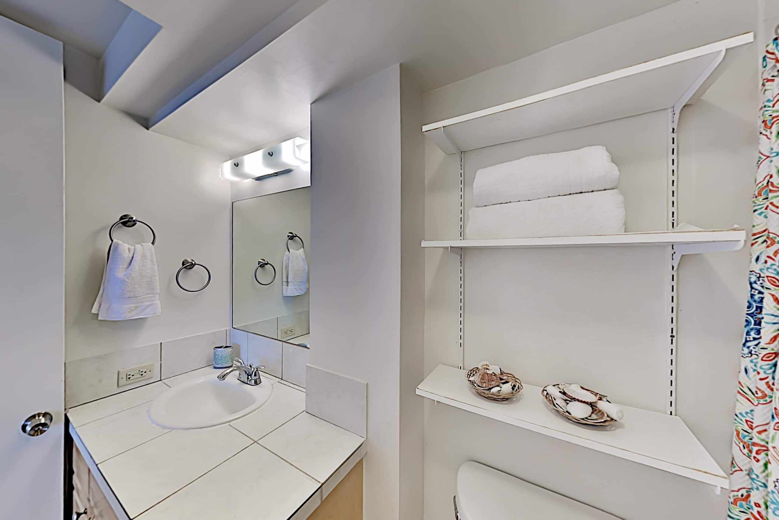 Condo in Honolulu · ★4.39 · 1 bedroom · 2 beds · 1 private bath - Image 13