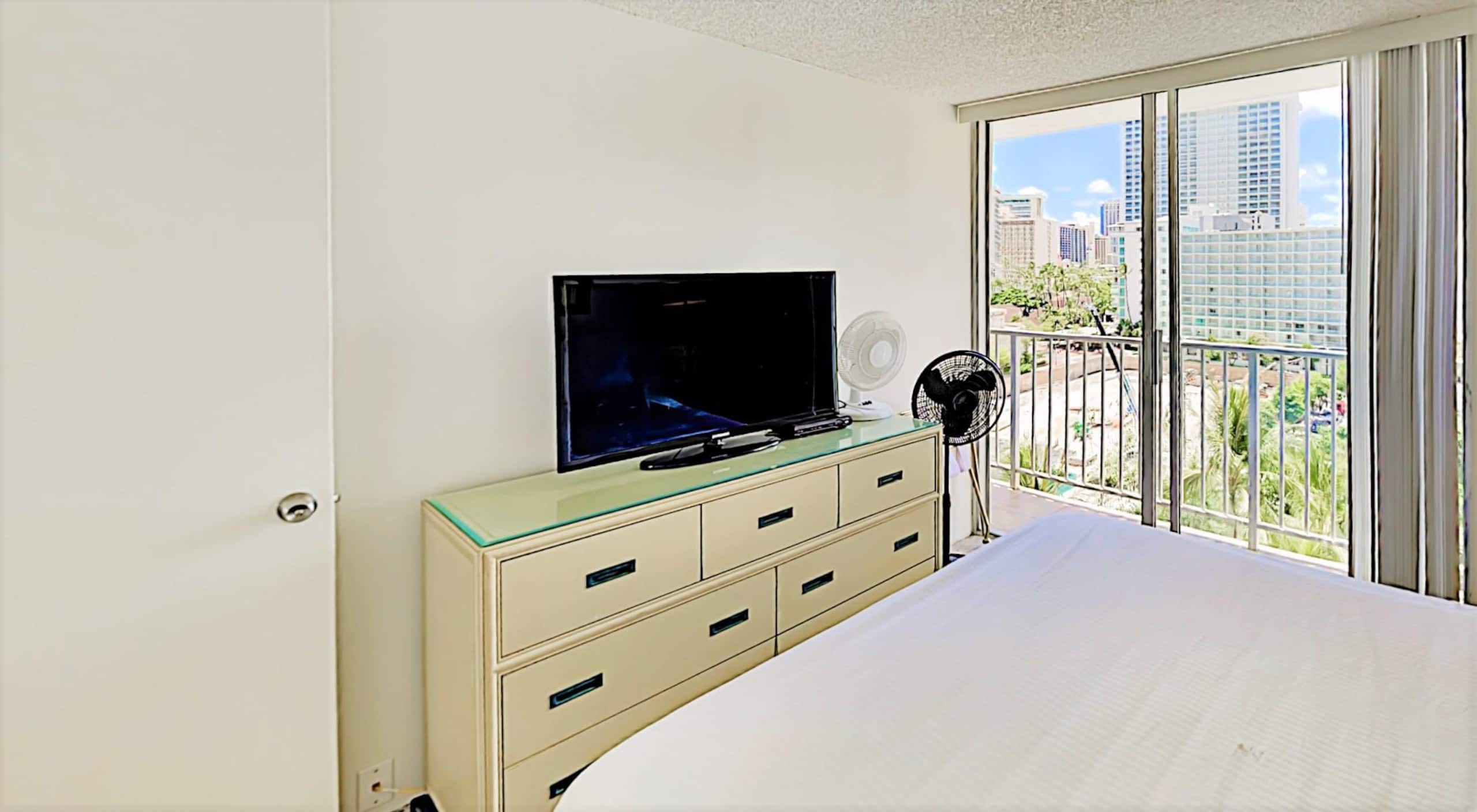 Condo in Honolulu · ★4.39 · 1 bedroom · 2 beds · 1 private bath - Image 11
