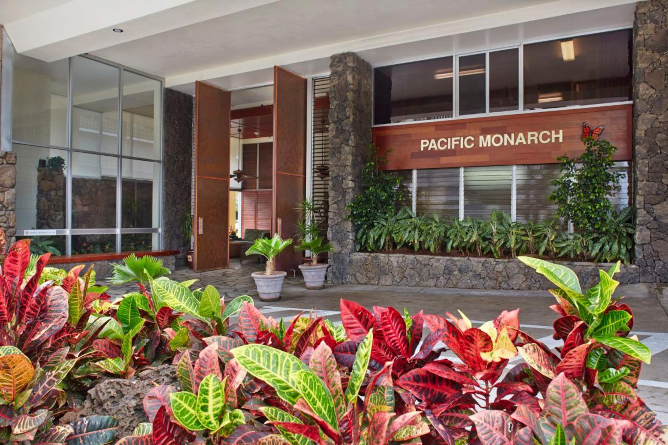 Condo in Honolulu · ★4.39 · 1 bedroom · 2 beds · 1 private bath - Image 18