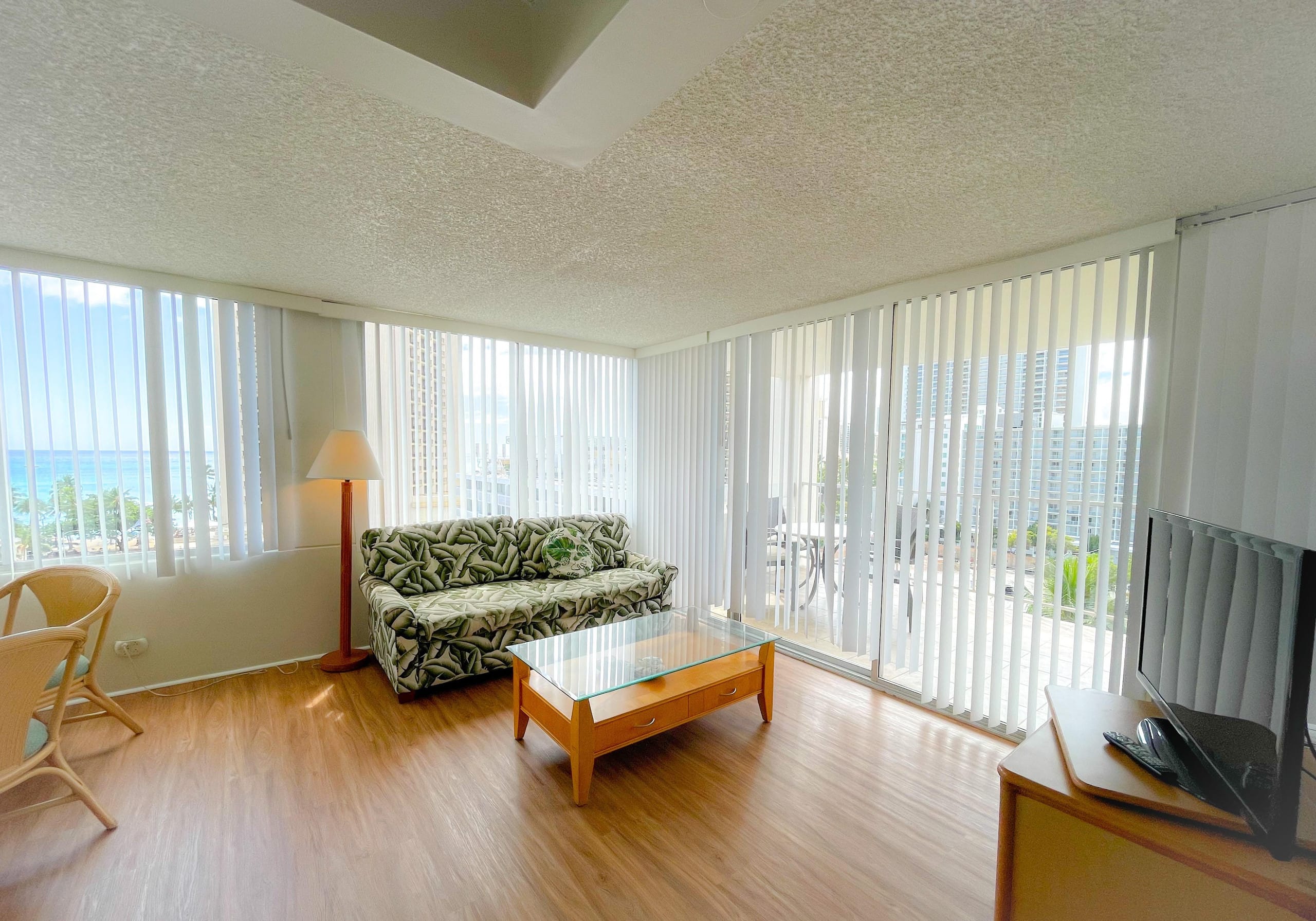 Condo in Honolulu · ★4.39 · 1 bedroom · 2 beds · 1 private bath - Image 4