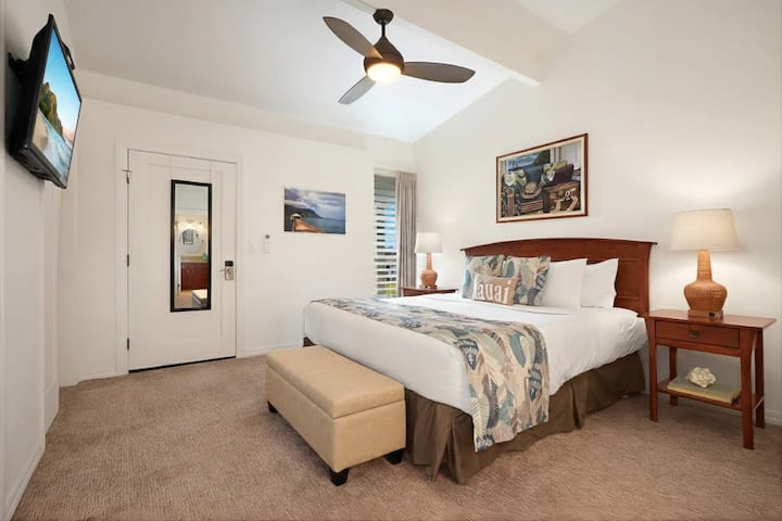 Chambre principale spacieuse avec lit King et salle de bains privative