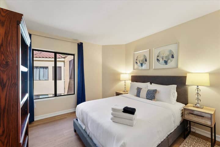 Second bedroom with a Queen size bed