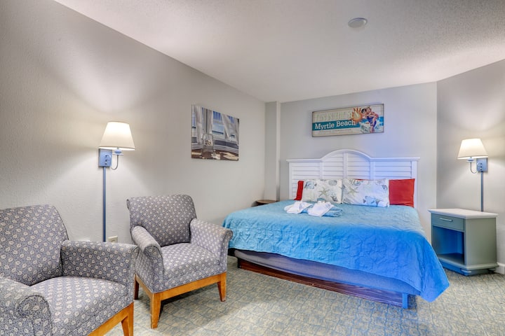 מיטת קינג סייז ואזור ישיבה