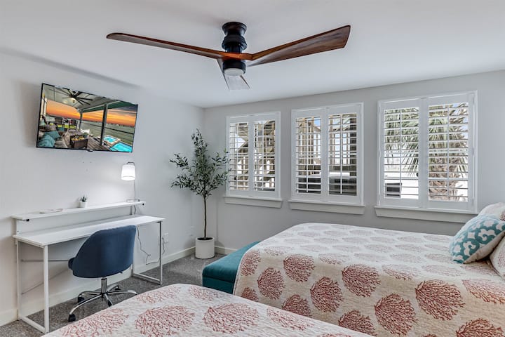 Chambre 4 avec 2 lits Queen Size et espace de travail avec bureau