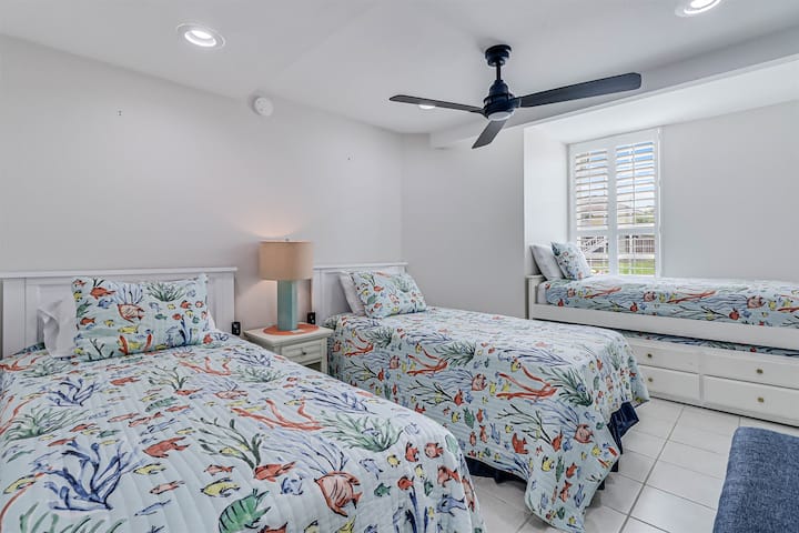 Chambre 6 : en bas 2e chambre avec 3 lits jumeaux/plus lits jumeaux