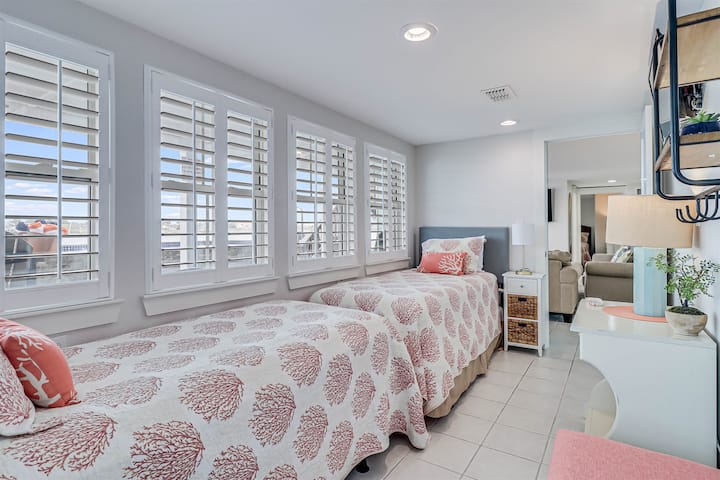 Chambre 5 avec  2 lits jumeaux situés en bas.  Bain complet privé.