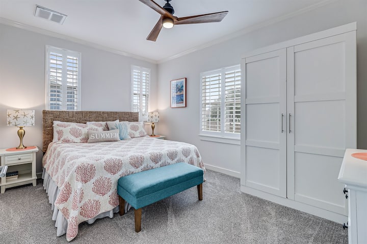 Chambre 2 à l'étage avec un grand lit.