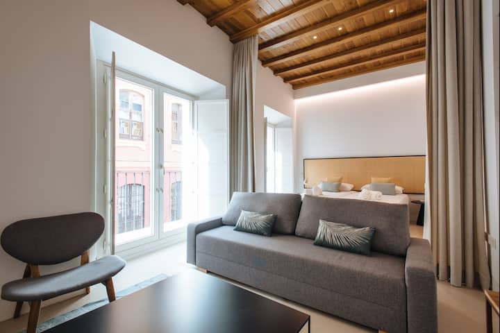 Кауч на спуштање и простор за спиење со 2 единечни кревета