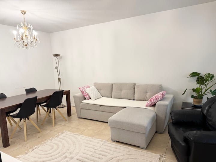 Spacious 4-bedroom Condo With Patio, Free Parking - Helsinki