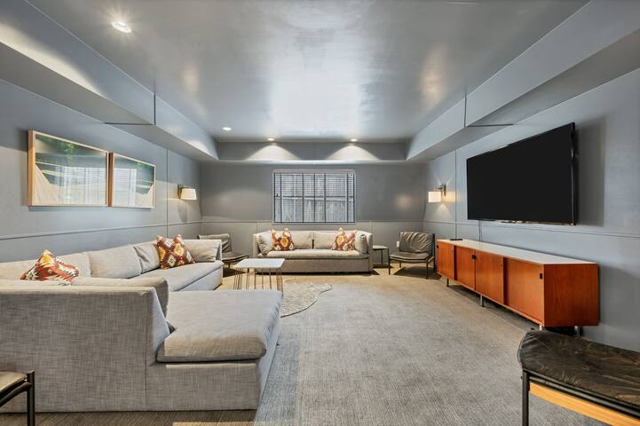 Gorgeous Home & Pool + Close to DT – Windsor Place gallery image 4