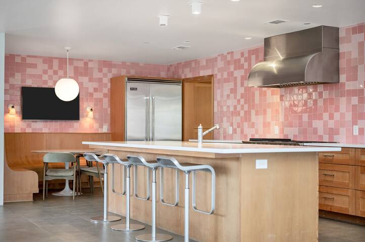 Gorgeous Home & Pool + Close to DT – Windsor Place gallery image 3