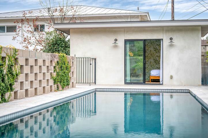 Gorgeous Home & Pool + Close to DT – Windsor Place gallery image 5