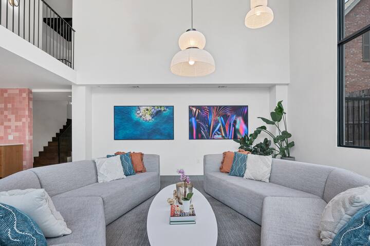 Gorgeous Home & Pool + Close to DT – Windsor Place gallery image 2