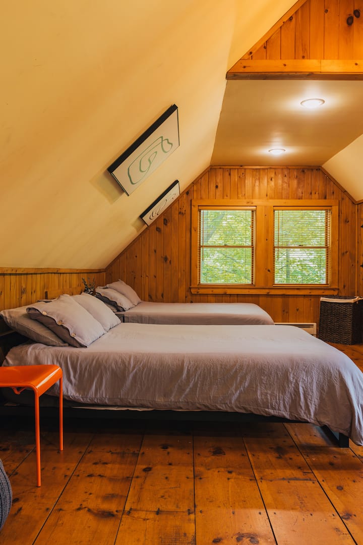 Loft i rehatshëm me pamje të bukur të lumit Delaware dhe maleve.