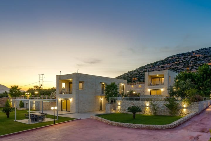 Elios Estate -up to 22 guests with heated pool