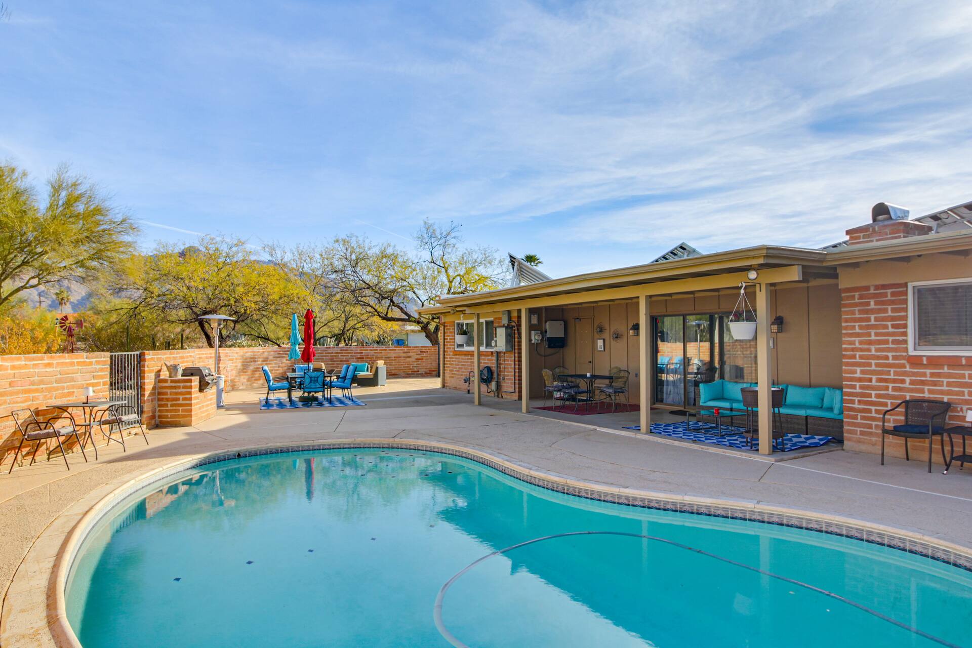 Piscine privée et foyer extérieur ! Retraite accessible à pied à Tucson