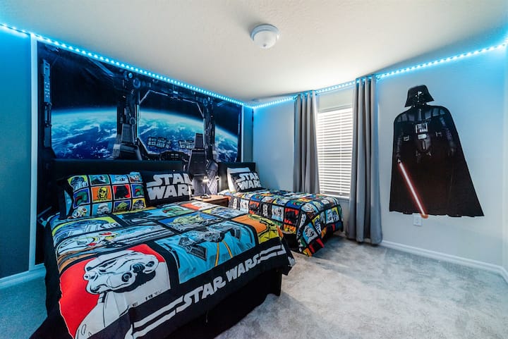 Chumba cha Star Wars na kitanda kimoja kamili na kitanda kimoja cha pacha