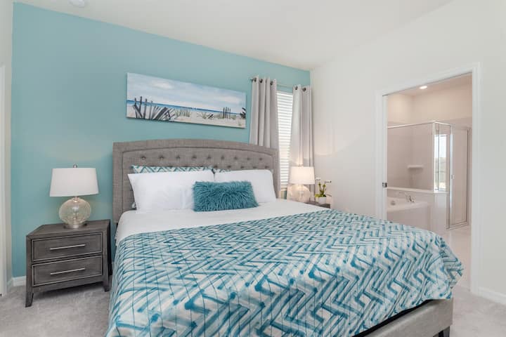 Chumba cha kulala cha ghorofa ya kwanza kilicho na kitanda aina ya king